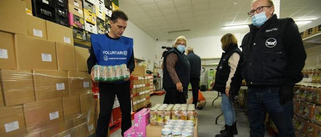 Pedro Alonso, ayer, en el Banco de Alimentos de la nave de Faustino Santalices.