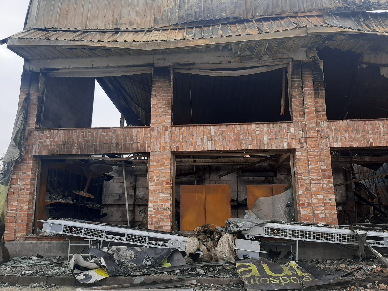 Los bomberos claman por más medios: así quedó la nave de El Berrón arrasada por el fuego