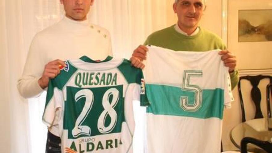 Manolo Quesada y su hijo con una camiseta del Elche después de debutar Carlos con el primer equipo.