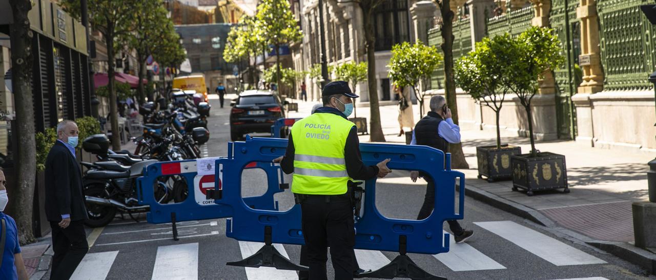 Un policía local, cortando la calle Fruela al tráfico