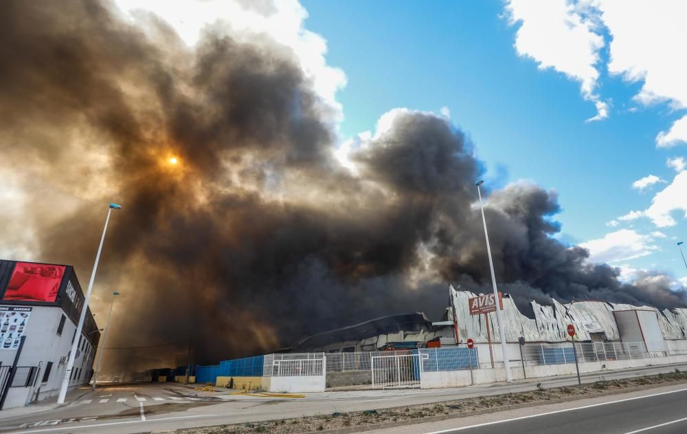 Un incendio arrasa una empresa de regalos en Manises