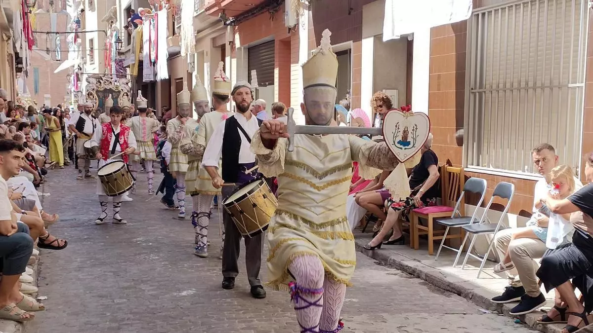 Algemesí exhibe la fuerza de sus tradiciones ante una ciudad abarrotada