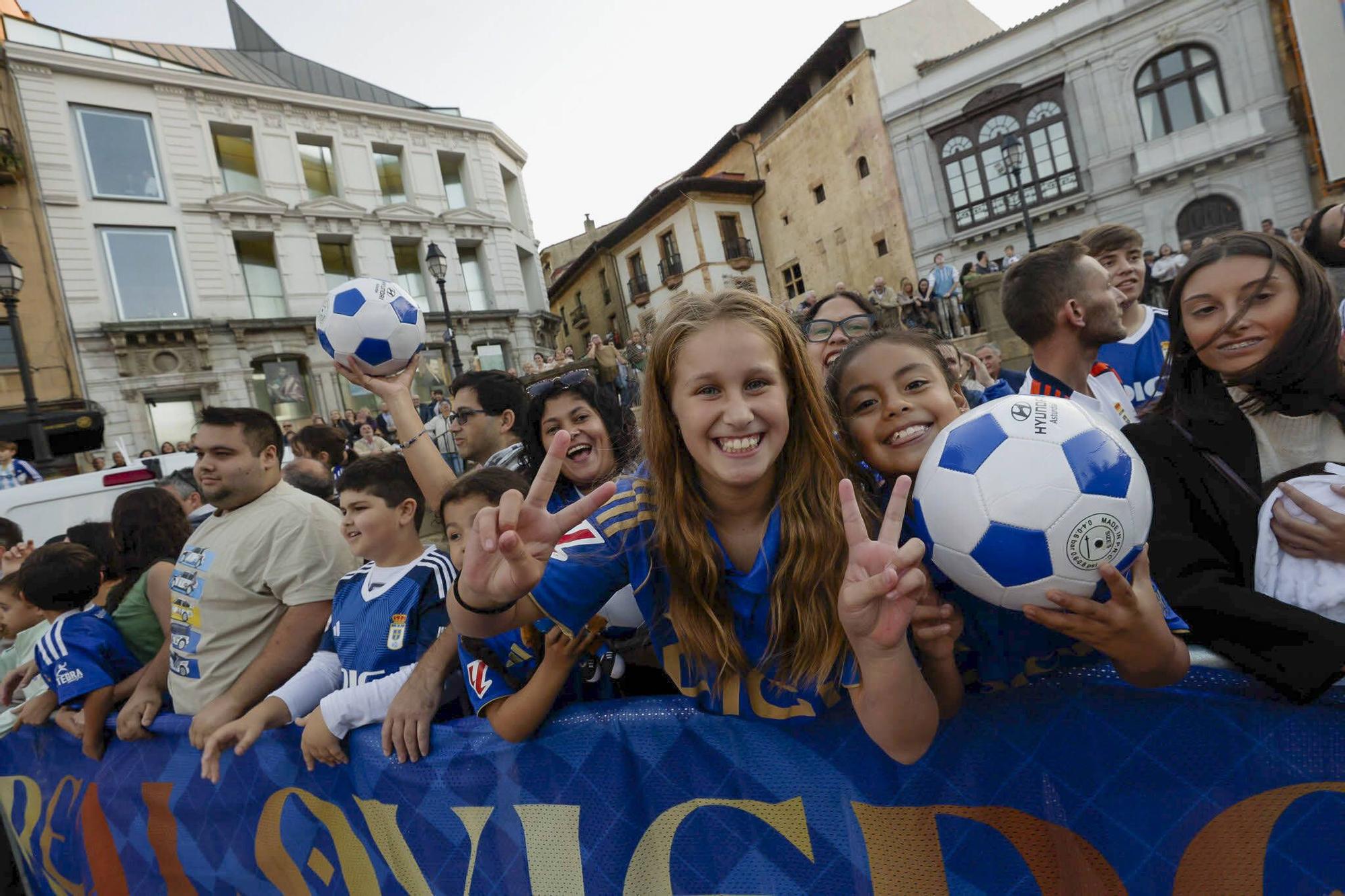 Locura azul en Oviedo: así fue la entrega de los nuevos coches a la plantilla en la plaza de la Catedral
