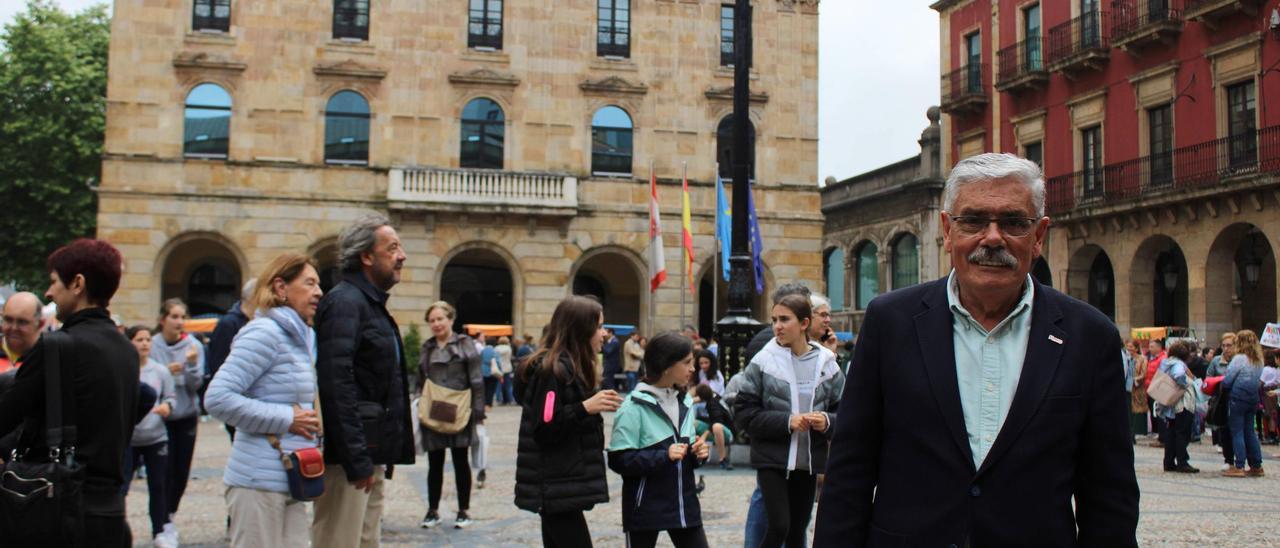 Luis Manuel Flórez, &quot;Floro&quot;, ayer, en la plaza Mayor, delante del Ayuntamiento. | Athenea Eugon