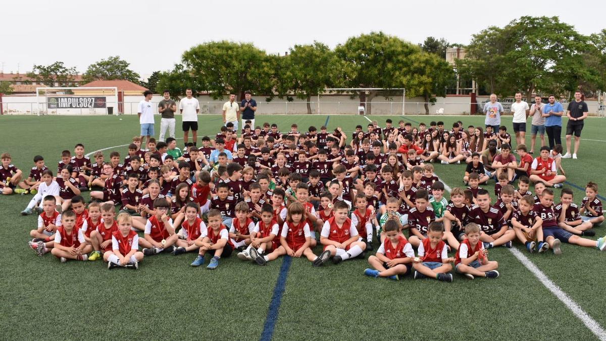 Foto de familia de todos los componentes de la EFB Ciudad de Cariñena.