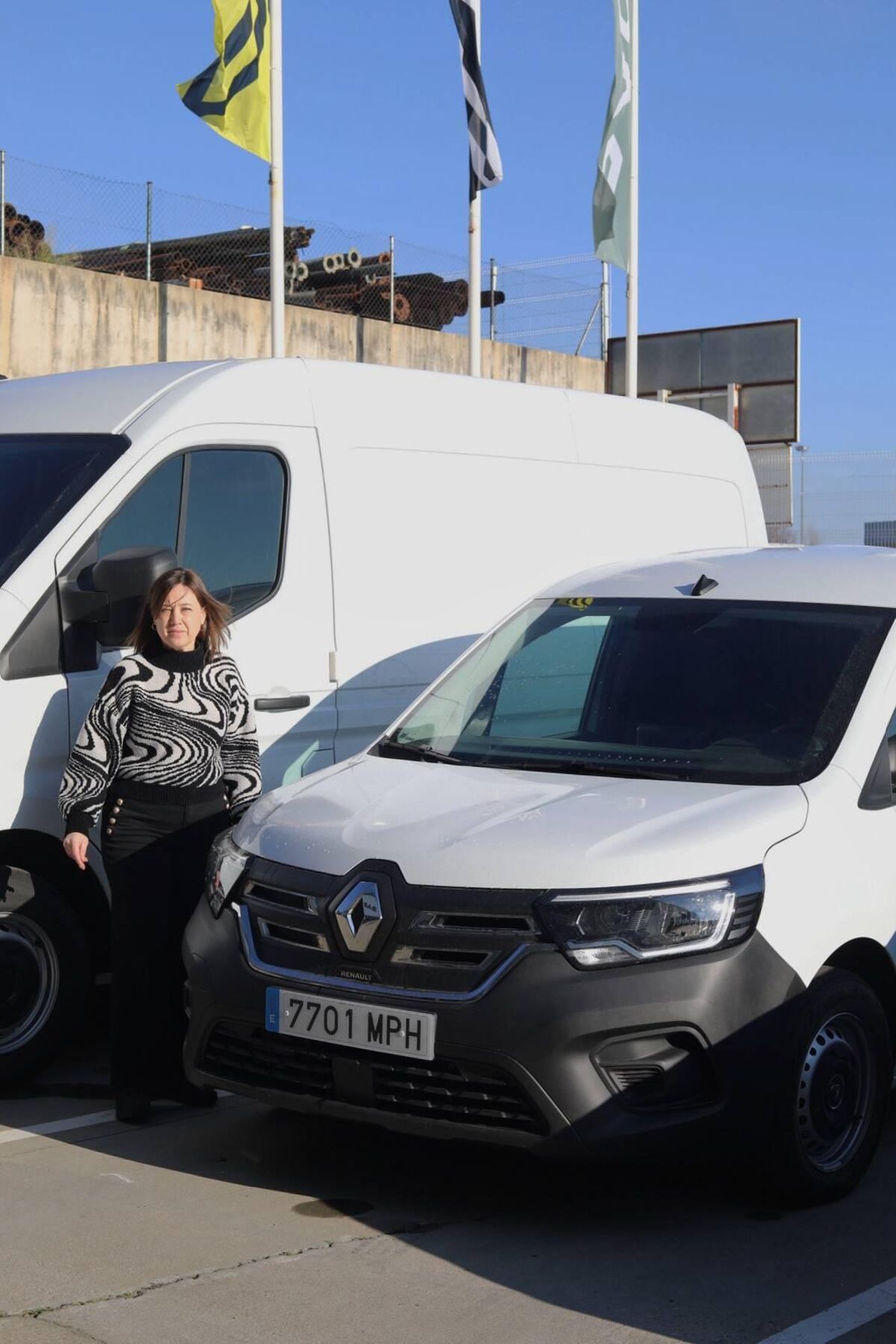 Cristina Velasco, junto con varios vehículos profesionales en Leomotor Zamora.