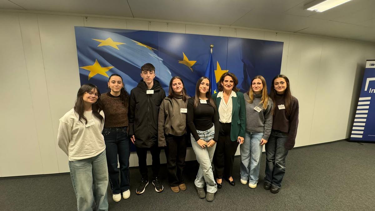 Alumnos con Teresa Ribera.