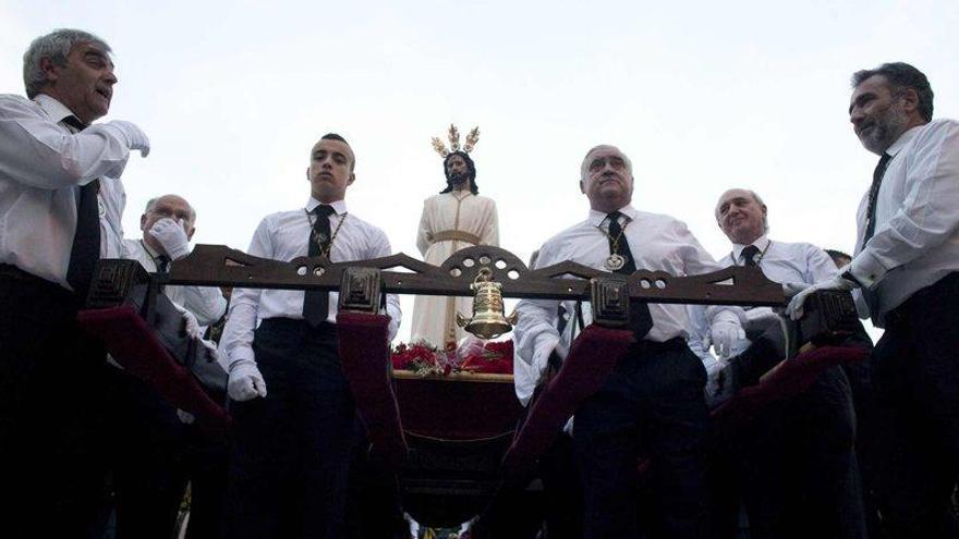 Los cofrades descansan apoyados en el paso; entre ellos, tercero por la derecha, Llavona.