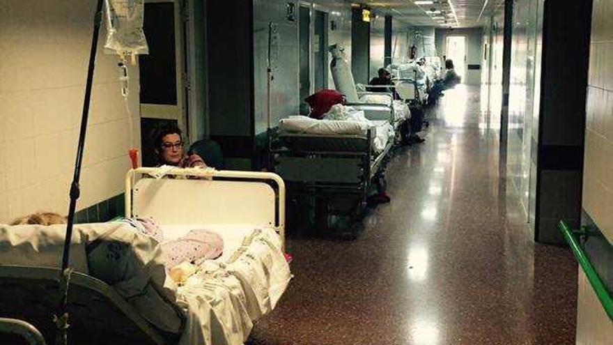 Los sindicatos exigen intimidad para los enfermos de camas en pasillos