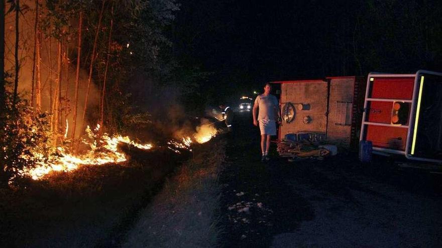 La motobomba, accidentada junto al incendio próximo al vial que une Remesar con Loimil.