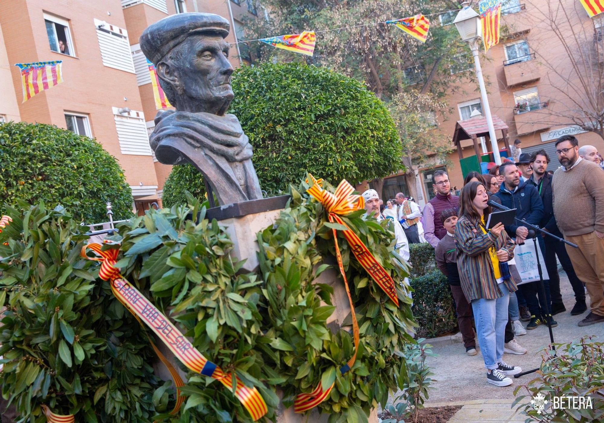 La primera ofrenda de Bétera: Las comisiones homenajean al cantaor 'Xiquet de Bétera'