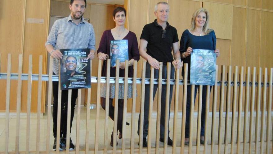 Por la izquierda, Marco Martínez, Mercedes Rodríguez, Ramón Quirós y Aurora Cienfuegos, con el cartel del seminario.