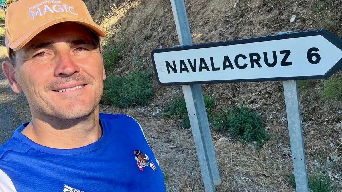 Íker Casillas caminando hacia Navalacruz