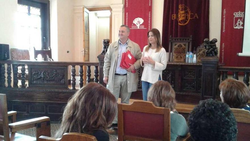 Fermín Bravo y Eva Illán, con las llaves de las viviendas.