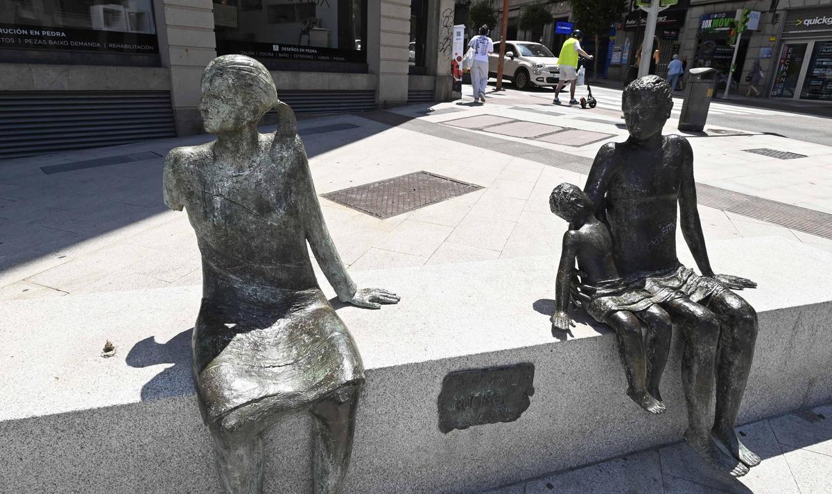 Imagen actual de la escultura "A Familia" de Buciños, a la que le falta la figura de la niña y el brazo de la madre tras sufrir un nuevo ataque vandálico.