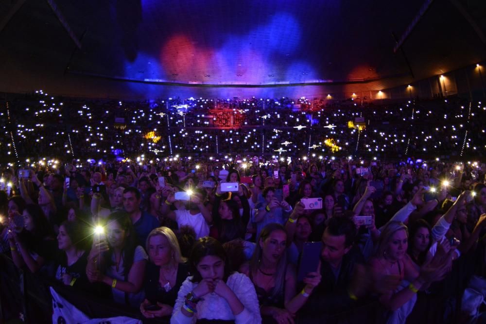 O cantante Romeo Santos subiu ao escenario do Coliseum ane 5.000 persoas cun micrófono dourado e cunha coroa, gafas de sol e ganas de bailar. Repasou os seus éxitos como 'Eres mía, mía, mía'.