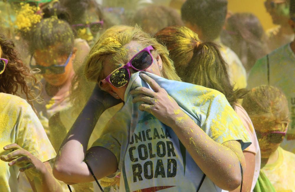 La colorida carrera organizada por Unicaja volvió a concentrar un ambiente joven y festivo en el entorno del estadio Ciudad de Málaga