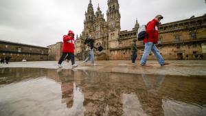 Varios turistas caminan en la plaza del Obradioro.