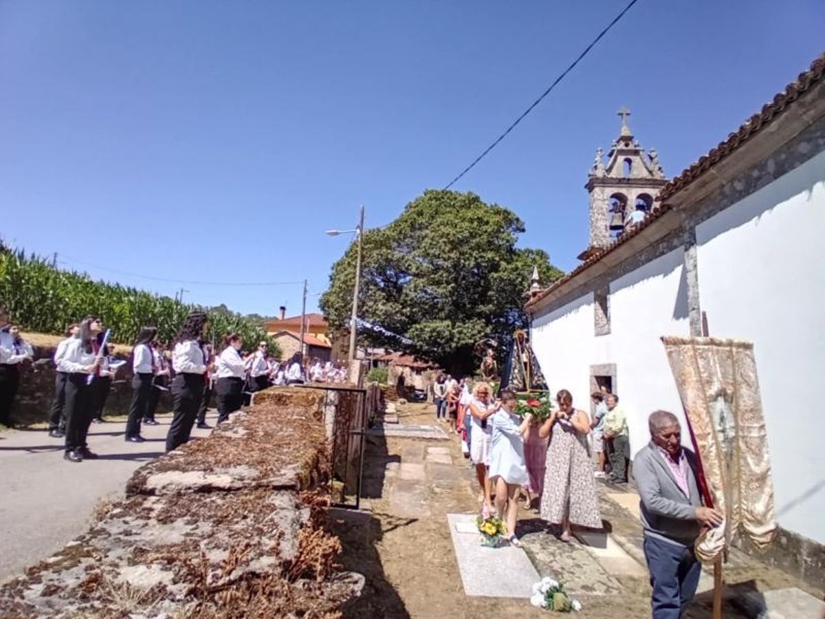 Procesión, con acompañamento da Banda de Vilatuxe