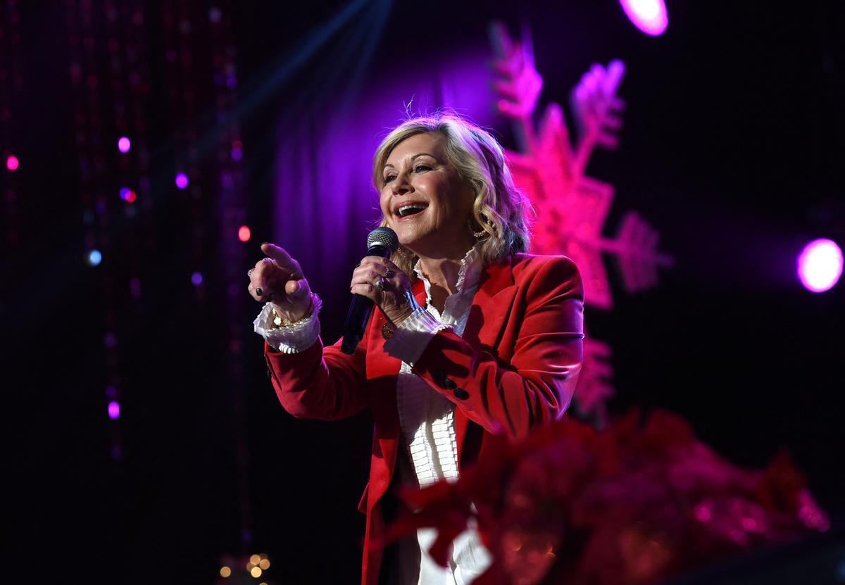 Olivia Newton John actúa en el 85º desfile anual de Navidad de Hollywood en Hollywood Boulevard en Hollywood