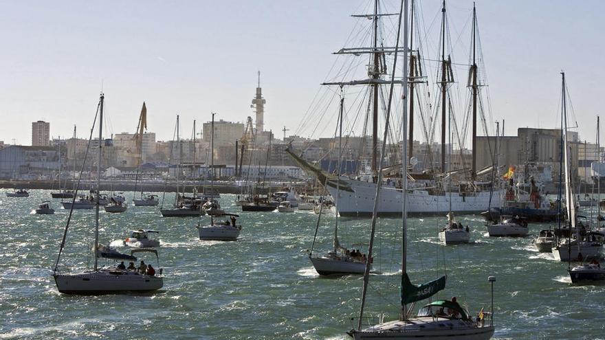 Elcano, saliendo del puerto de Cádiz en una imagen de archivo.