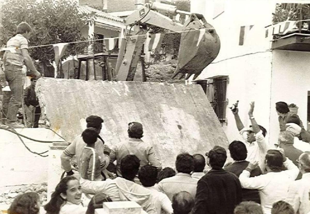 Una excavadora echa abajo el muro de hormigón de calle Calvario el 30 de abril de 1984.