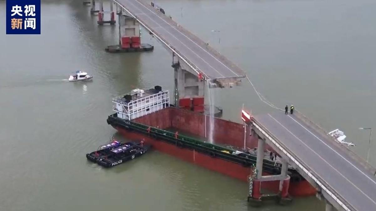 Un barco choca contra un puente en China.