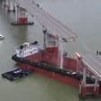 Un barco choca contra un puente en China.