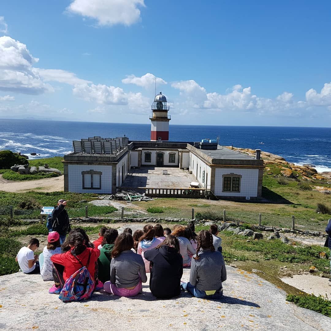 Una de las visitas de escolares a la isla de Sálvora, con Cruceros Rías Baixas.