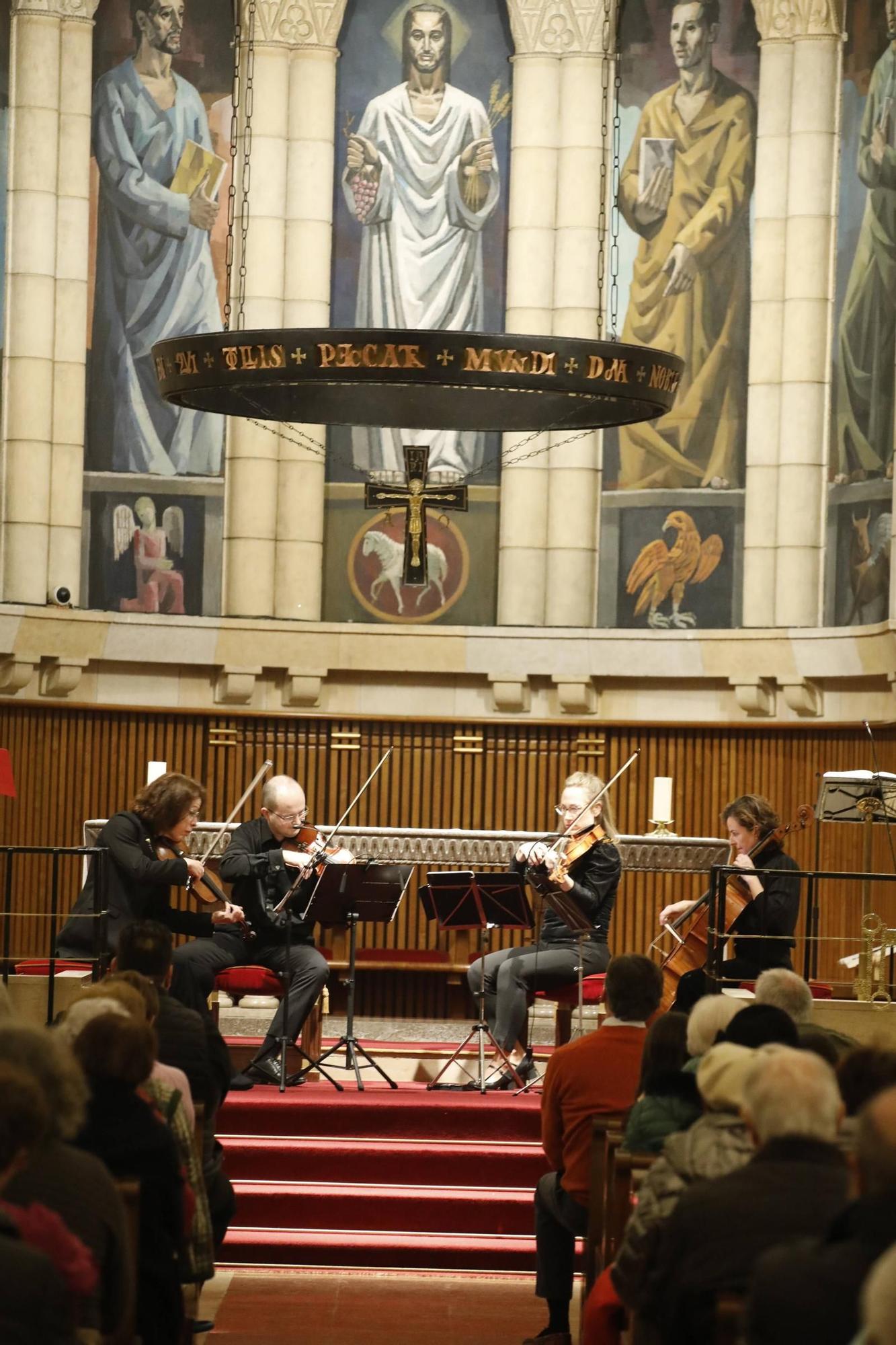 El concierto solidario y recogida de alimentos en la iglesia de San Pedro, en imágenes