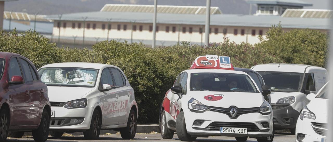 Unos 8.000 alumnos de Baleares hacen cola para examinarse del carné de conducir