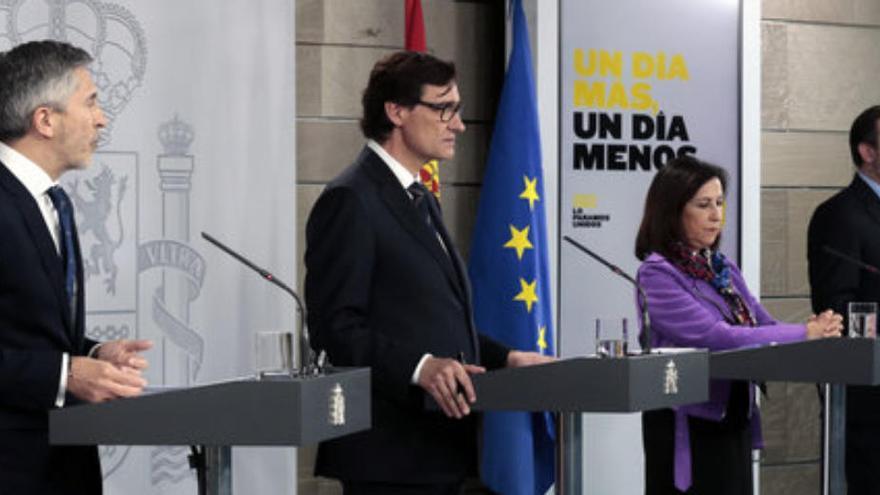 Els ministres Fernando Grande-Marlaska, Salvador Illa (en primer pla), Margarita Robles i José Luis Ábalos en roda de premsa el 19 d&#039;abril del 2020