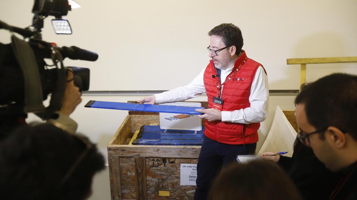 Una celda de una batería de un coche eléctrico, en las manos del gerente del clúster del automóvil de Aragón, David Romeral.