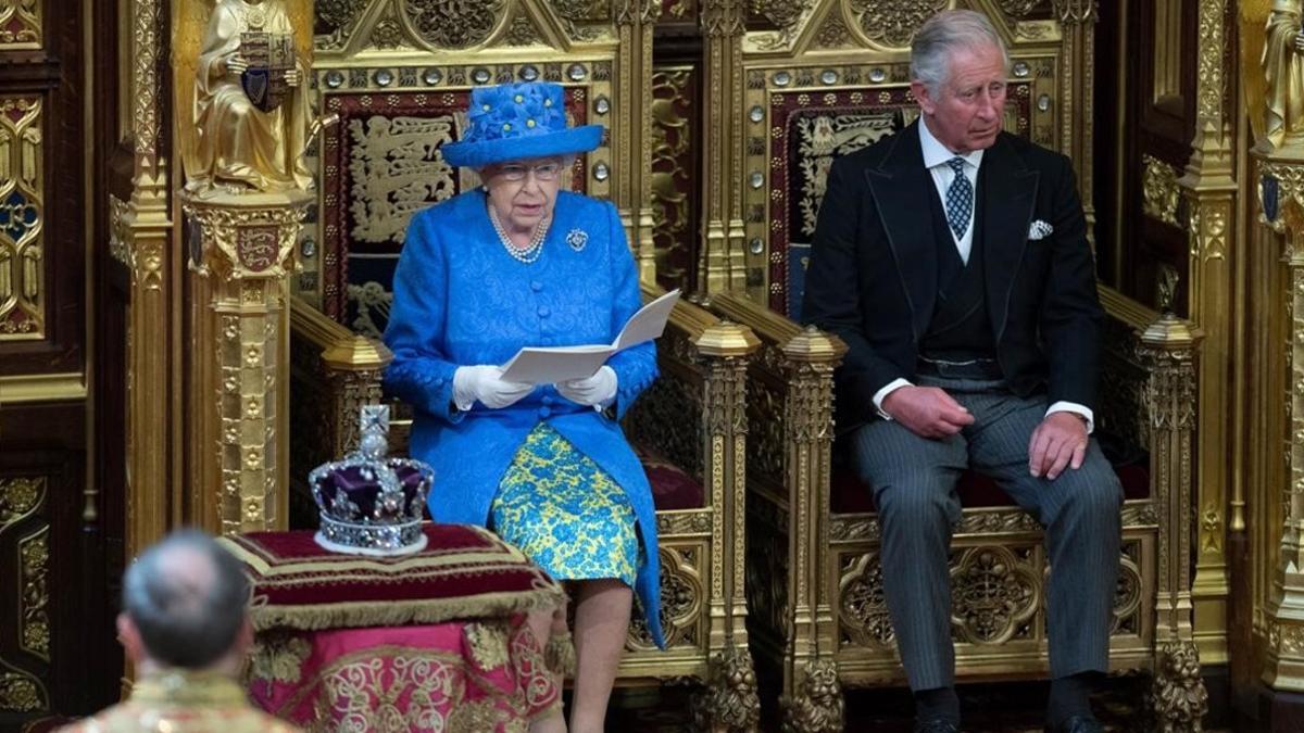 La reina Isabel II, durante su discurso inaugural en el Parlamento de Westminster