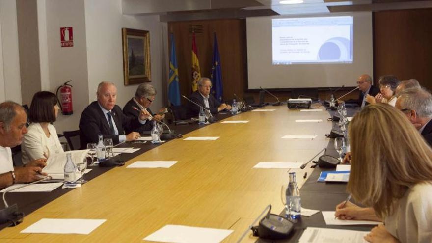 Faustino Blanco, tercero por la izquierda, en la reunión de ayer del Consejo Asesor de Sanidad del Principado.