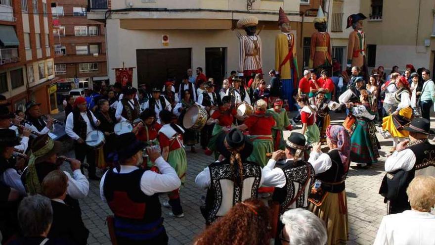 Aspecto festivo en la plaza de San Antolín, con los gigantes y gigantillas.