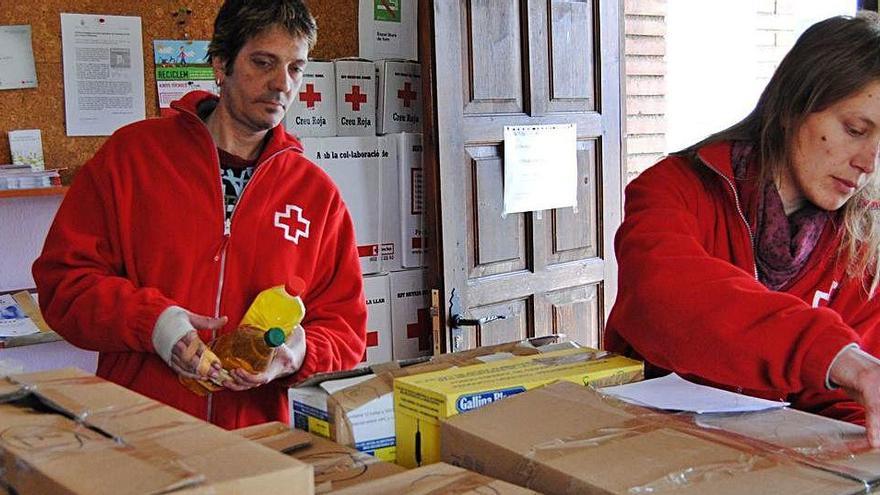 Voluntaris treballen al banc d&#039;aliments gestionat per la Creu Roja