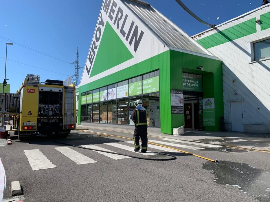 Desalojan un centro comercial por un incendio