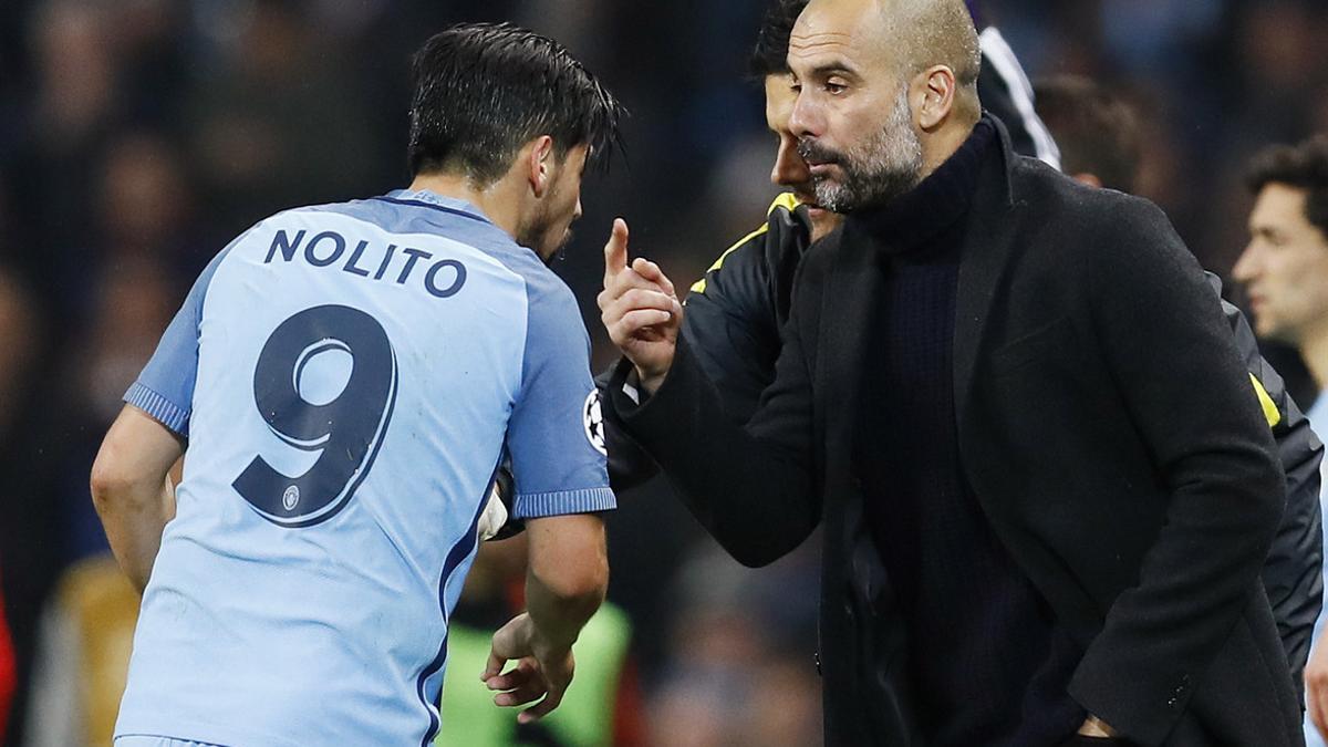 Nolito y Guardiola hablan durante un partido de la Champions, en diciembre pasado.