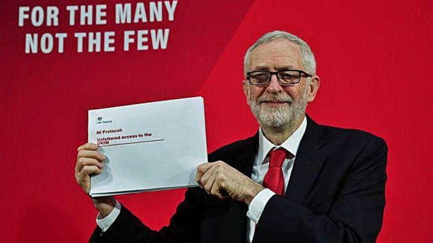 El líder opositor britànic, Jeremy Corbyn, mostra un document durant una roda de premsa a Londres