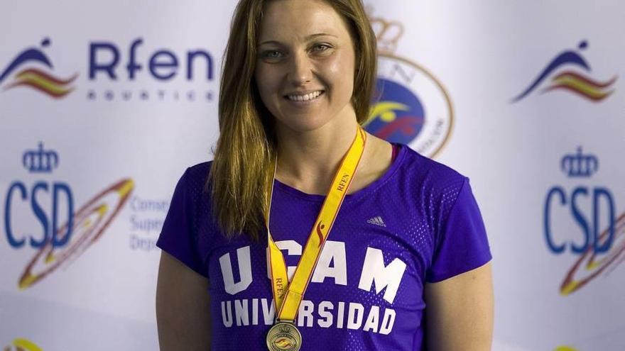 Melani Costa con una medalla de oro de un Campeonato.