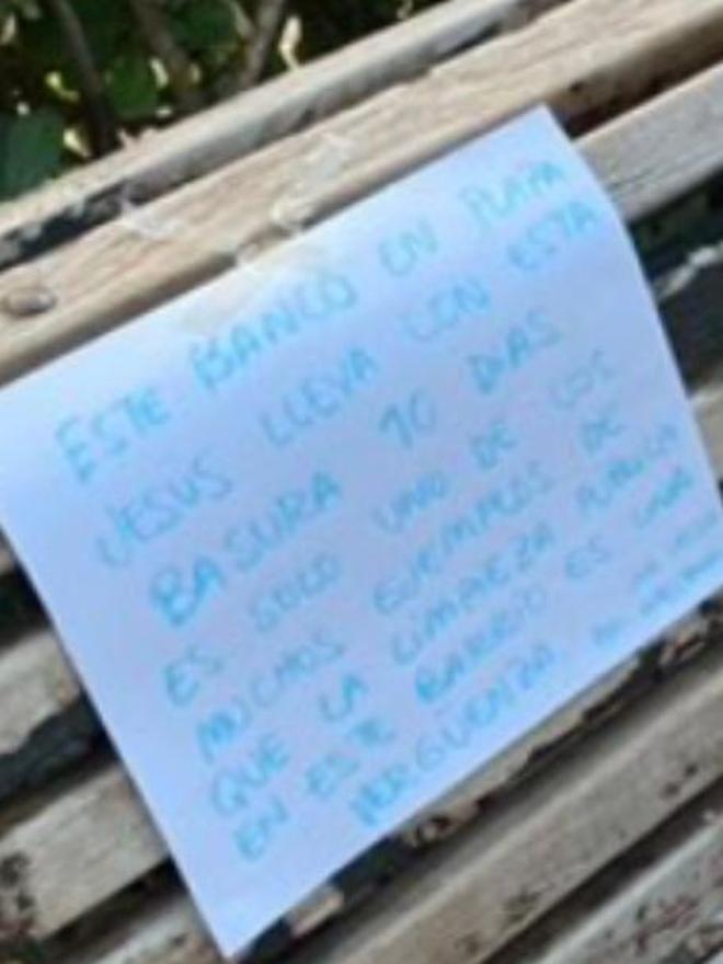 Detalle del cartel que ha aparecido en un banco de la plaza Jesús
