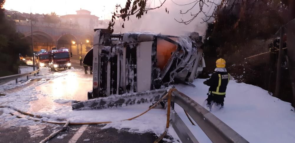 Un herido al volcar y arder un camión en la A-7