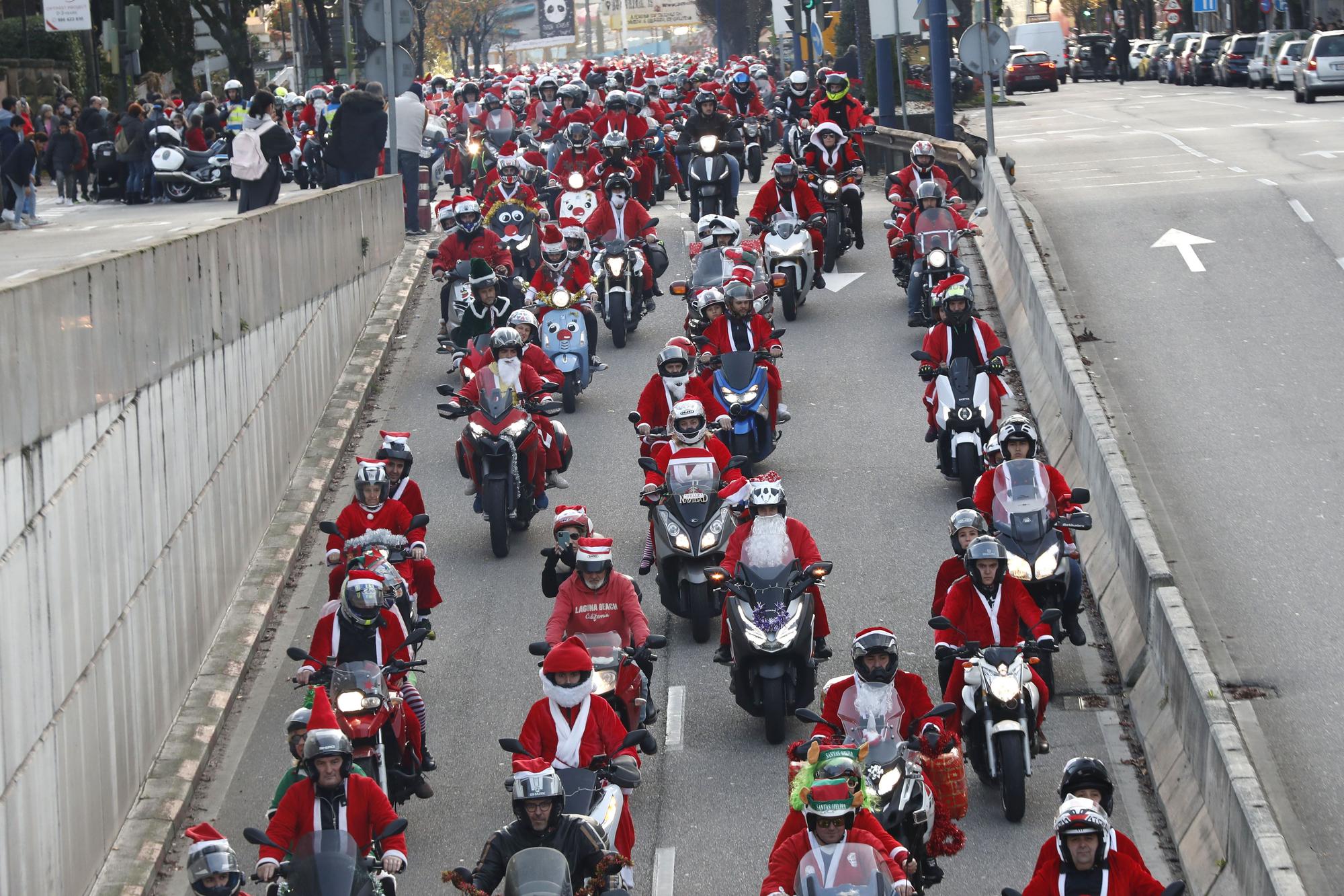 Papa Noel guarda los renos y saca la moto