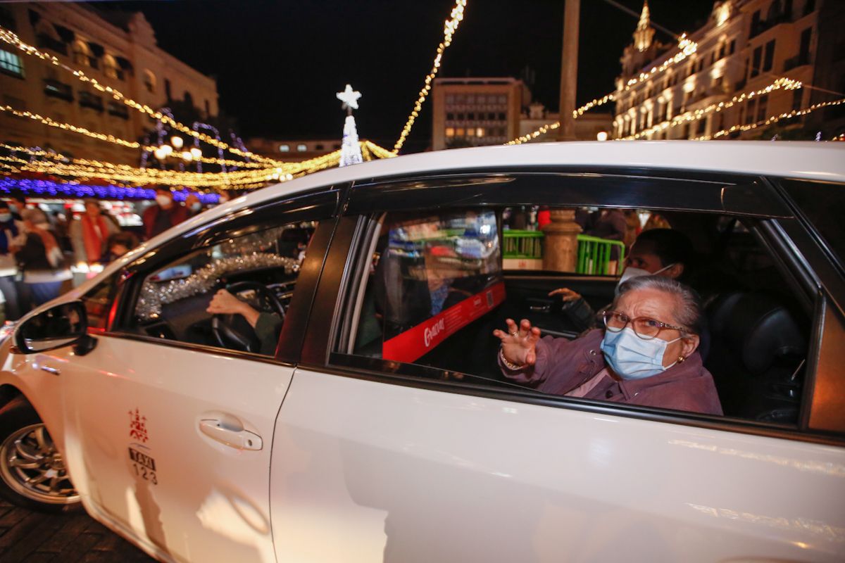 Los taxistas de Córdoba pasean a los mayores por el centro de Córdoba para que disfruten de la iluminación de Navidad