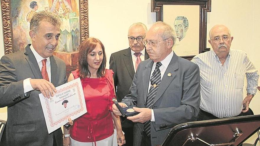 El alcalde de Villa del Río recibe la medalla de la Tertulia Manolete