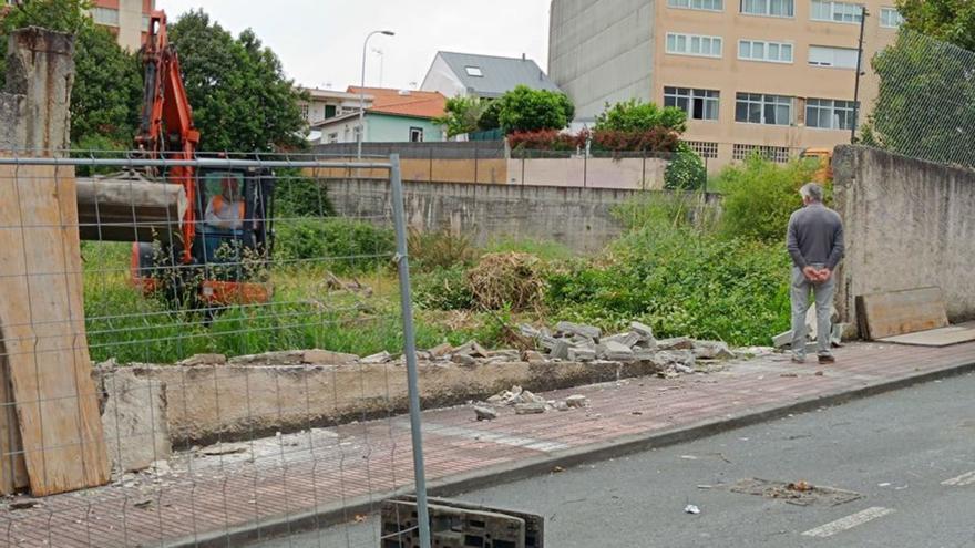 El Concello inicia el derribo del muro y la Iglesia lo completará