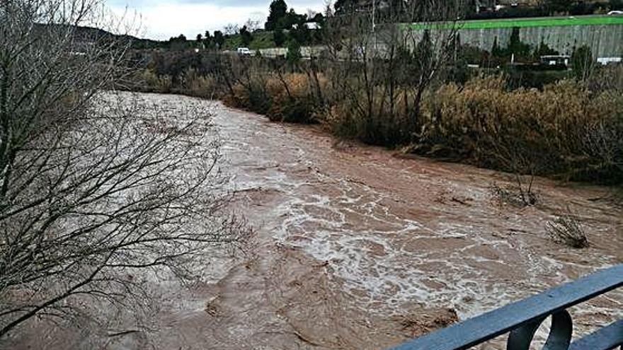 El riu Llobregat passa crescut pel pont d&#039;entrada a Sant Vicenç de Castellet