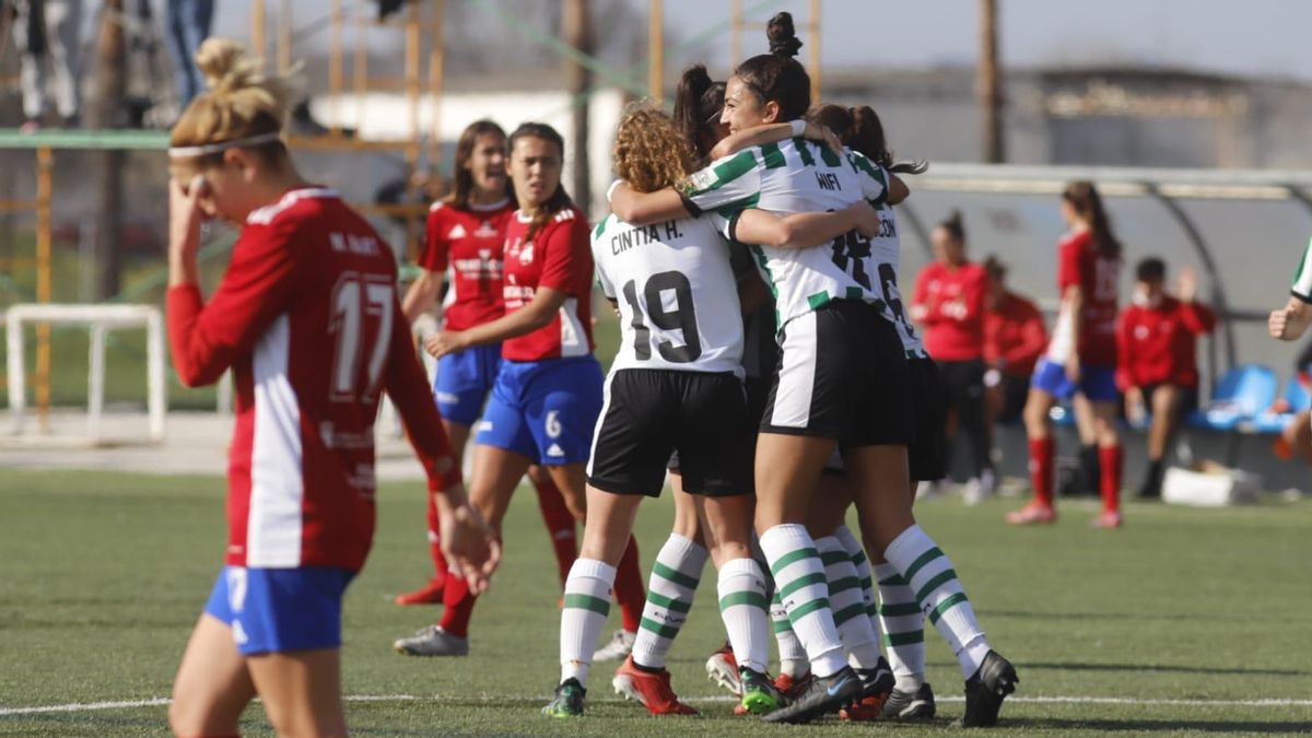 Las blanquiverdes celebran uno de sus goles al Tacuense en la Ciudad Deportiva.