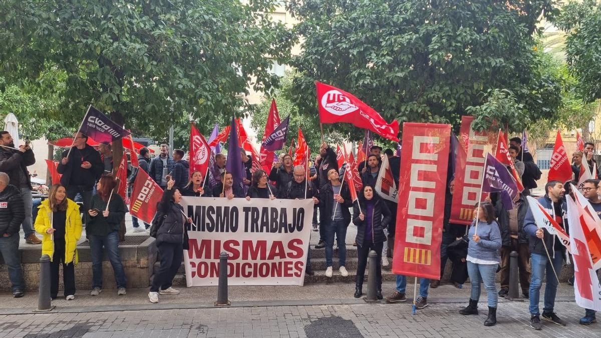 La concentración que los trabajadores de Sitval han protagonizado este viernes en València.